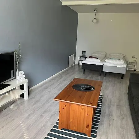 Keskusta-asunto 52 M2, Kauppakeskuksen Vieressae Lägenhet